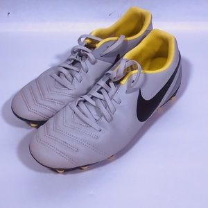 Nike tempo soccer cleats sz9